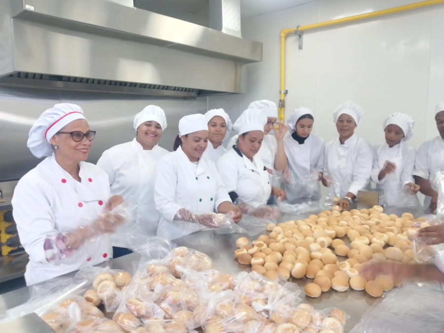 INFOTEP produce en sus talleres miles de raciones de pan para sectores vulnerables, afectados por el huracán Fiona
