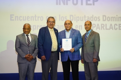 Reconocen a Rafael Santos Badía con el “Pin de la Integración” por sus aportes al Parlacen
